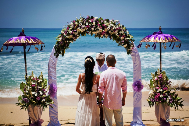 Свадебная арка из ткани с живыми цветами