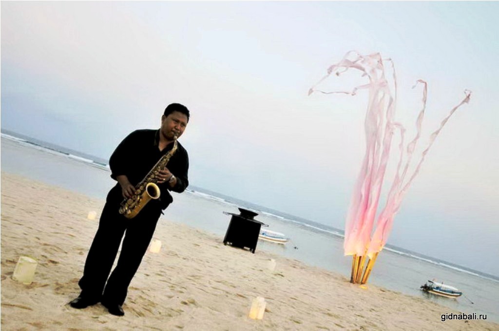 Саксофонист на свадьбе на Бали