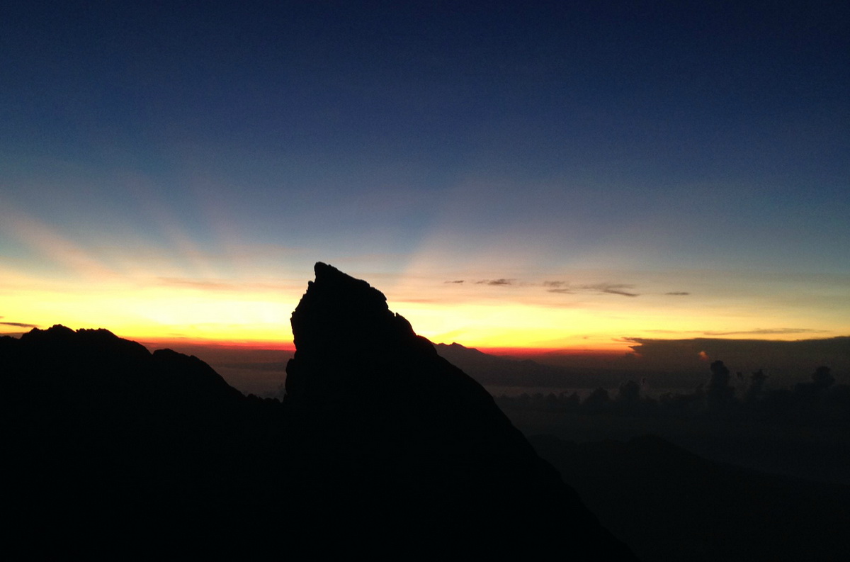 рассвет на вулкане Агунг